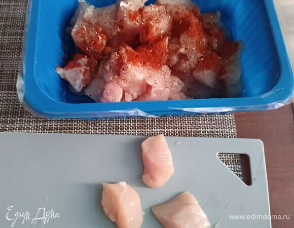 Курицу нарезаем на кубики по 1–1,5 см. Выкладываем в отдельную миску, засыпаем паприкой, щепотка соли и перемешиваем. Убираем в холодильник настояться.