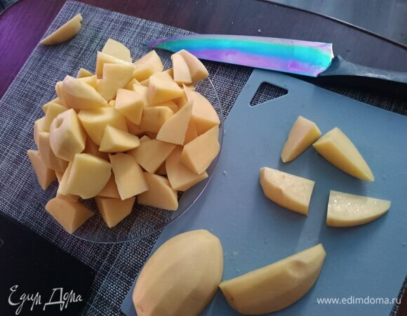 Картофель нарезаем крупными кусочками. У меня получились треугольники.