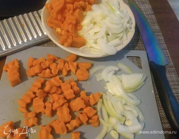 Лук нарезаем полукольцами. Морковь превращаем в небольшие кубики. Я использовал фигурный нож, так сказать, для красоты.