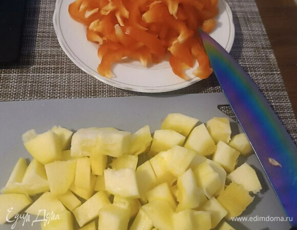 Перец из Болгарии режем полосками, длинные полоски делим пополам (3 см). Кабачок нарезаем кубиком размером чуть меньше мяса.