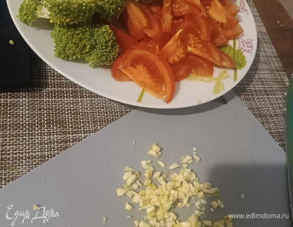 Брокколи разделываем на соцветия. Помидоры нарезаем полумесяцем. Чеснок измельчаем. Я сделал мелкий-мелкий кубик.