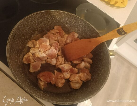 В сковородку вливаем 2 ложки масла и разогреваем на огне выше среднего. Когда масло разогреется, выкладываем курицу и обжариваем до золотистой корочки. После выкладываем на тарелку.