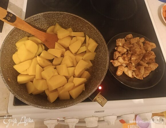 В ту же сковородку вливаем оставшееся масло и выкладываем картофель. Обжариваем, периодически перемешивая, около 5 минут.