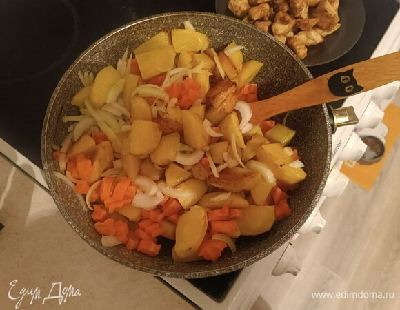 К картошке добавляем лук и морковь. Обжариваем еще около 5 минут на среднем огне.
