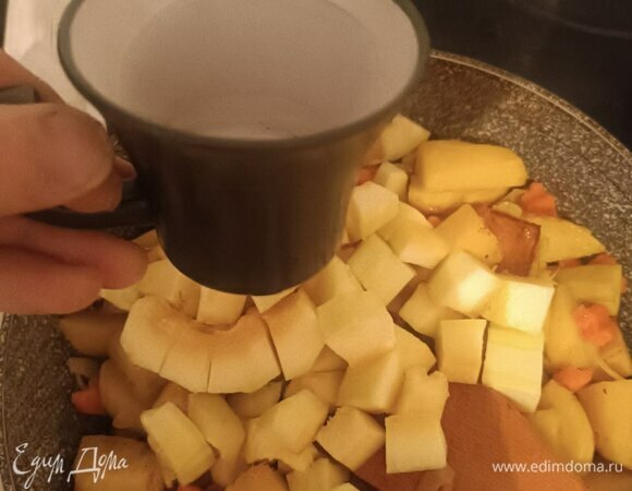 Теперь добавляем кабачки, перемешиваем и вливаем полстакана воды. Теперь уже тушим 3–4 минуты.