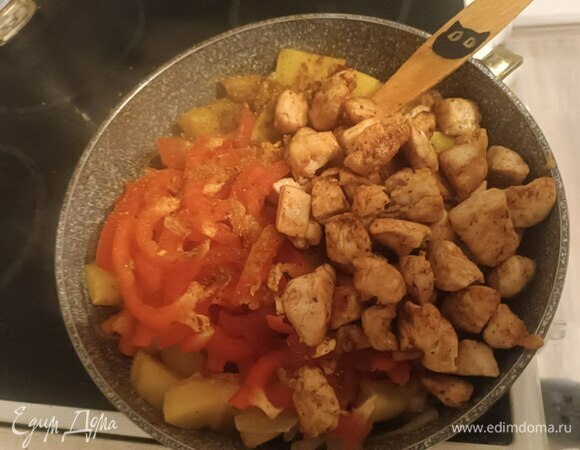 Выкладываем в наше жаркое болгарский перец, курицу, добавляем специи, приправы, солим по вкусу.