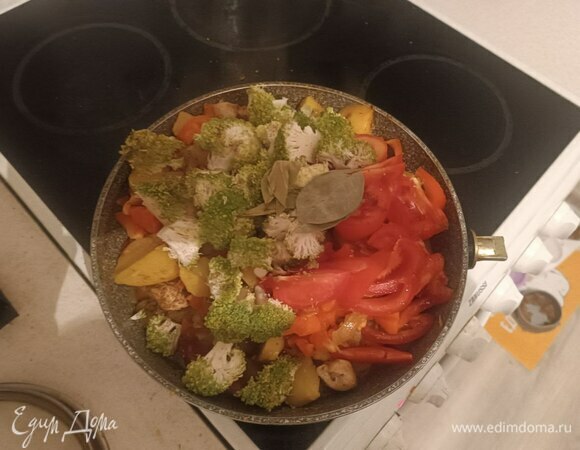 Через пару минут добавляем брокколи, помидоры, лавровый лист. Хорошо перемешиваем, убавляем огонь, закрываем крышкой и тушим до готовности. Иногда перемешиваем. *При необходимости добавить немного воды.