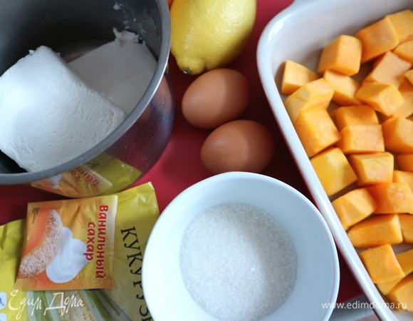 Приготовить все необходимое. Духовку разогреть до 180°C. Тыкву почистить, нарезать на кусочки.