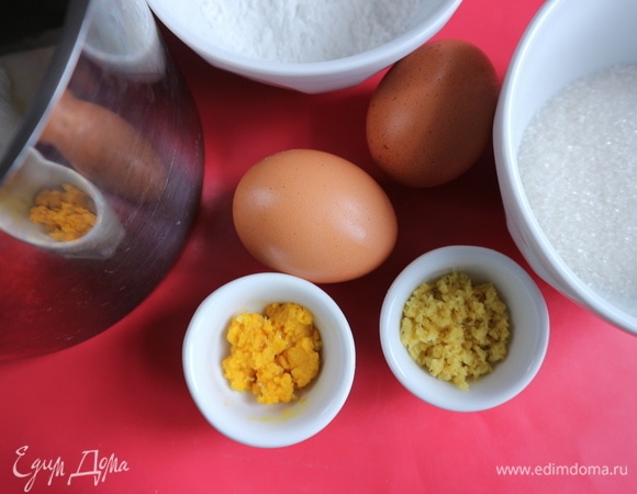 Лимон и апельсин помыть, натереть цедру на мелкой терке.