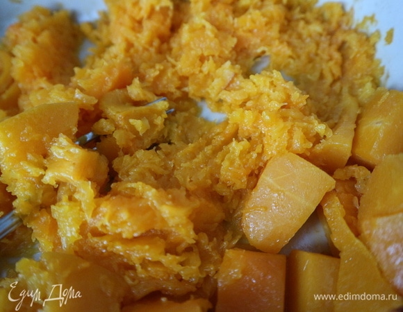 В керамическую форму поместить тыкву, смазав кусочки овоща оливковым маслом, налить немного белого сухого вина. Отправить форму в духовку. Через 10 минут накрыть форму фольгой. Примерное время запекания — 35 минут. Тыква должна стать мягкой. Размять ее вилкой и дать полностью остыть.