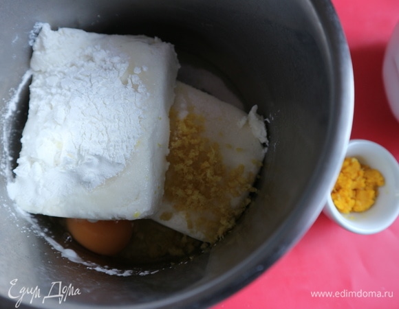 В отдельной миске смешать творог, кукурузный крахмал, два яйца, сахарный песок, ванильный сахар, цедру лимона, соль.
