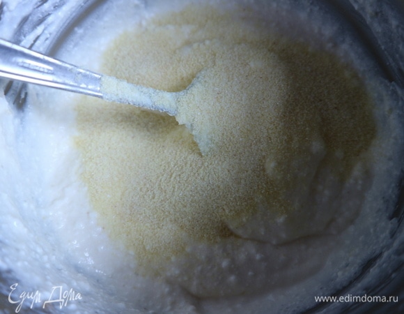 Добавить манную крупу (у меня здесь манка из твердых сортов пшеницы), перемешать.