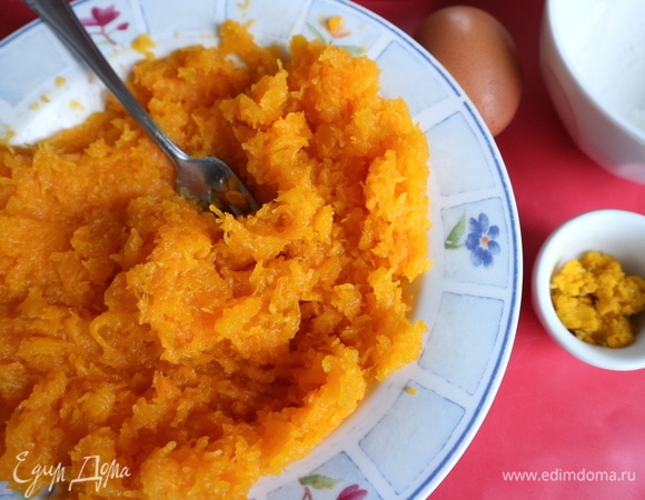 В остывшую тыкву добавить цедру апельсина.