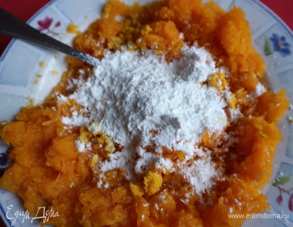 Добавить к тыкве крахмал, соль, сахар.
