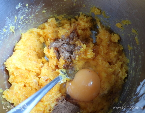 Добавить яйцо, корицу, перемешать ложкой.