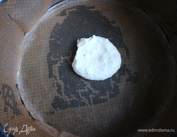 Выжать сок лимона в творожную смесь. Он нужен не только для вкуса, но еще для того, чтобы выровнять по консистенции слои (тыквенный и творожный), они должны быть примерно одинаковыми. Духовка разогрета до 180°C. Форму застелить промасленной бумагой для выпечки, закрыть такой же бумагой борта формы. В посуду с тыквой и творожной массой поместить по столовой ложке. В центр формы выложить одну ложку творожной смеси.