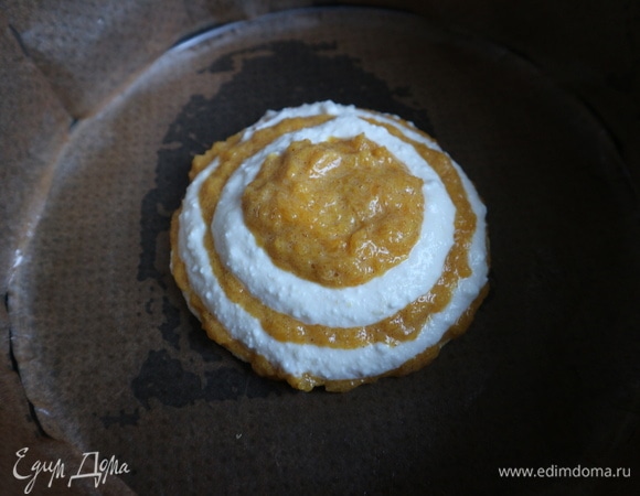 Выкладывать поочередно: творог, тыква (тыквы кладите чуть меньше, чем творожной массы, тыквы изначально меньше по объему).