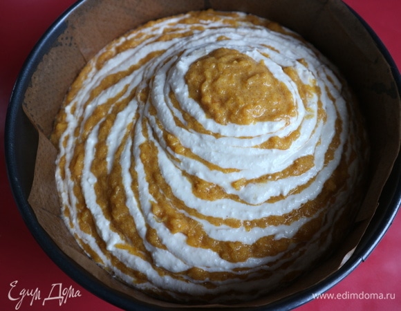 Выкладывать творожную и тыквенную смесь, пока они не закончатся.