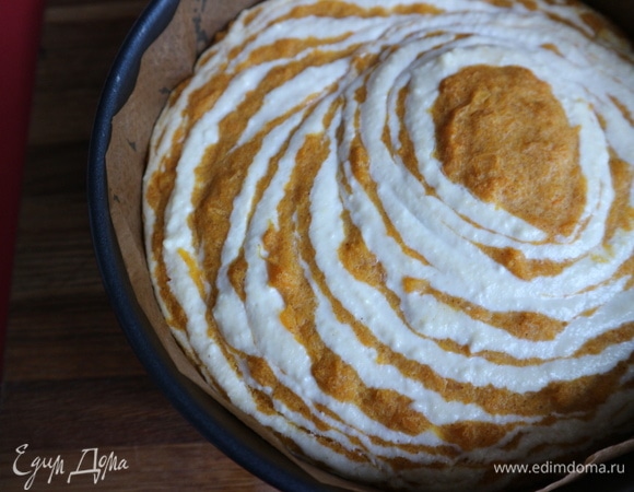 Отправить форму в духовку на 30–35 минут, до готовности запеканки. Вынуть запеканку из духовки, дать остыть, аккуратно освободить от формы.