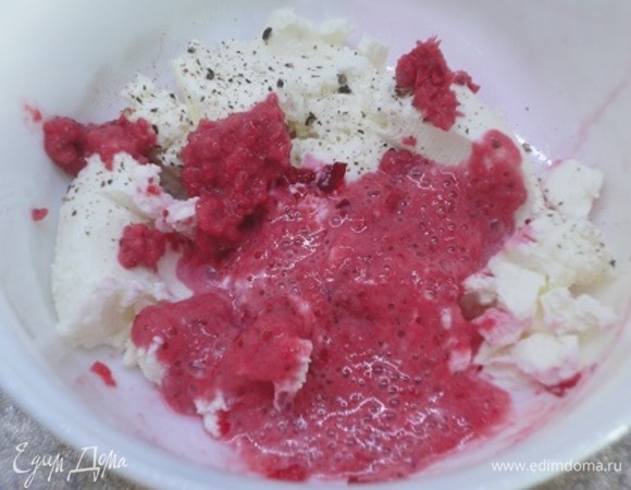 Свежую или размороженную клюкву размять и протереть к творожному сыру. Поперчить и перемешать.