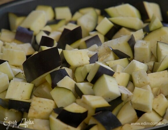 Баклажаны нарезать небольшими кубиками и поместить в форму для запекания, посолить, поперчить, полить оливковым маслом, сверху разложить веточки тимьяна.