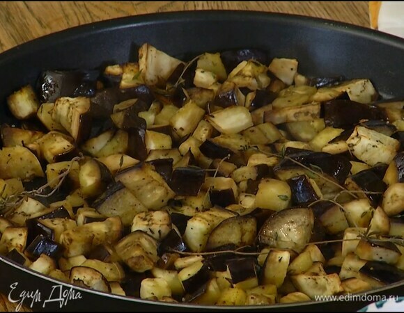 Запекать в разогретой духовке 12–15 минут, периодически перемешивая, затем понизить температуру до 190°С и запекать еще 5 минут.