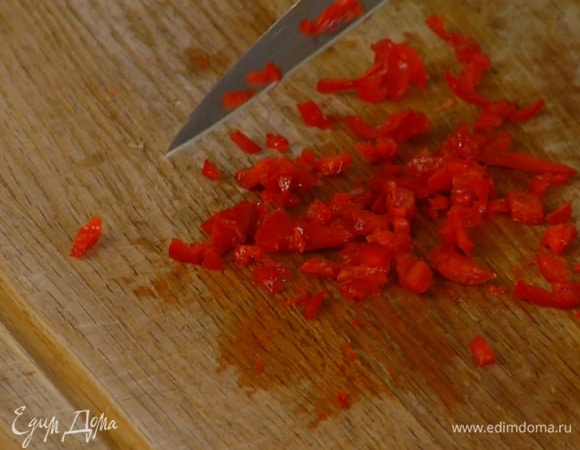Перец чили, удалив семена, мелко порубить.