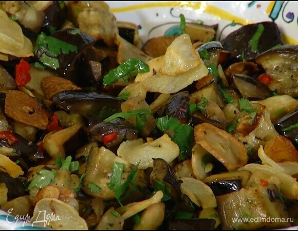 Запеченные баклажаны, удалив тимьян, выложить в глубокую миску, добавить перец чили, влить масло, в котором жарился чеснок, уксус и сок лимона, посолить, добавить нарубленную зелень и все перемешать, сверху разложить обжаренный чеснок.