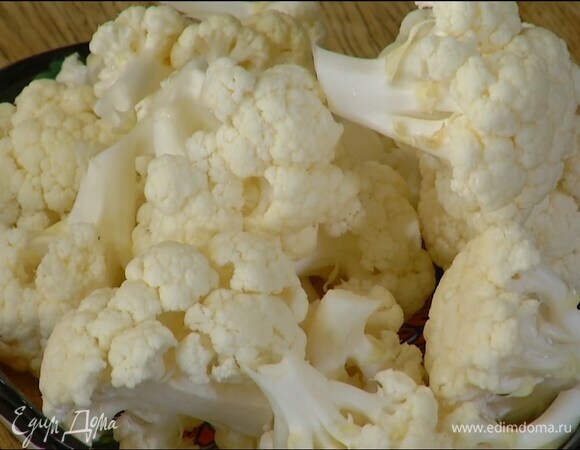 Цветную капусту разобрать на соцветия.