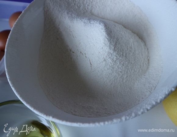 Муку с солью просеять.