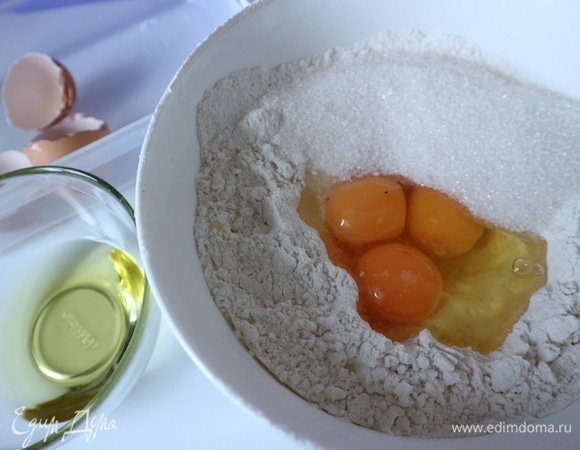 В пшеничную муку добавить яйца и желток, сахарный песок, влить понемногу оливковое масло. Смешать. Вымесить тесто.