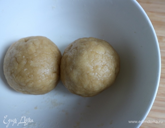 Разделить тесто на две части (так удобнее с ним будет работать), скатать шары, обернуть пищевой пленкой. Убрать в холодильник на 40 минут.