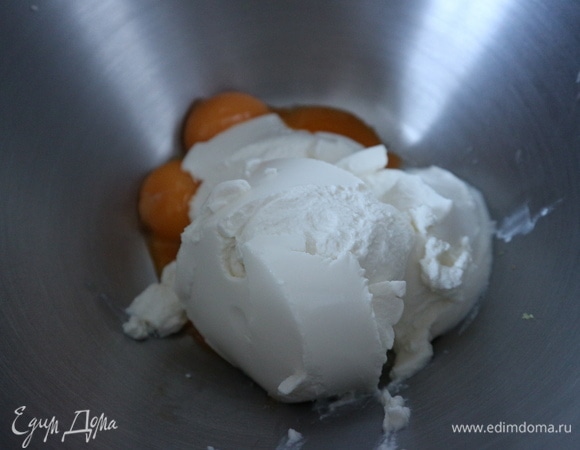 Духовку разогреть до 160°C. Начинка. Отделить тщательно белки от желтков. Желтки смешать с сахарным песком (40 г). Добавить рикотту, цедру. Перемешать с помощью миксера или комбайна. Отдельно взбить белки вместе с лимонным соком (сок добавлять в момент, когда белки уже немного взбиты) и оставшимся сахарным песком (60 г), который следует добавлять постепенно. Посуда для взбивания белков должна быть чистой, сухой, без жира.