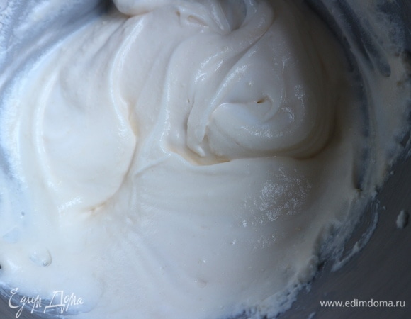К смеси с рикоттой добавить лопаточкой аккуратно в несколько приемов белки, сильно не перемешивать, а делать это, стараясь сохранить воздушность массы. Начинка готова.