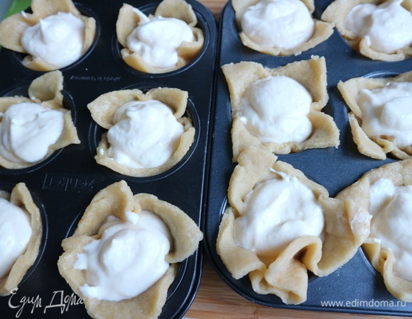 Наполнить их ложкой начинкой.