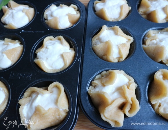 Слегка завернуть концы квадратов из теста на начинку. Отправить в духовку на 30 минут.