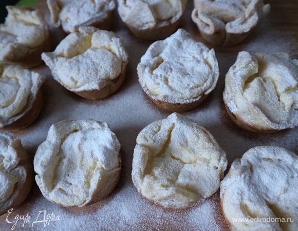 После остывания вынуть соффиони из формочек, посыпать сахарной пудрой через сито.