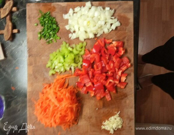 Мелко шинкуем лук и чеснок. Морковь трем на крупной терке. Сельдерей режем тонкими ломтиками, перец — кубиком.