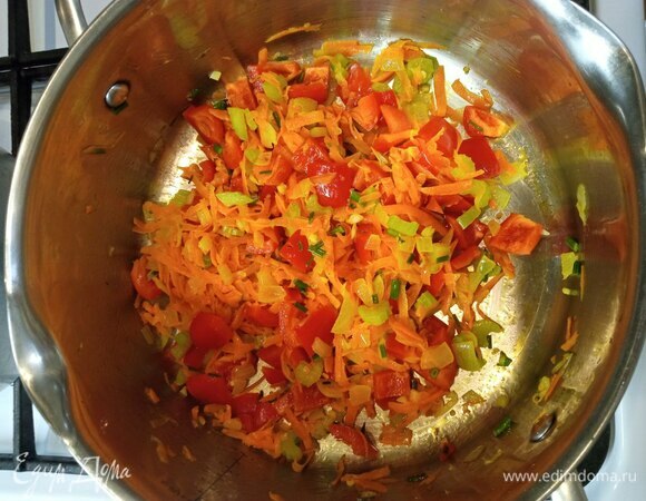 В кастрюле разогреваем 2 ст. л. растительного масла, добавляем сливочное о обжариваем лук 3 минуты. Добавляем сельдерей, через минуту — морковь, обжариваем 5 минут, добавляем перец и чеснок. Обжариваем еще 5 минут. Добавляем 2 ст. л. муки о обжариваем 1 минуту, постоянно помешивая.