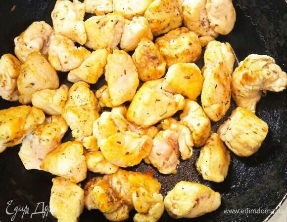 Пока овощи жарятся, на сковороде в 1 ст. л. растительного масла обжариваем кусочки курицы до румянца.