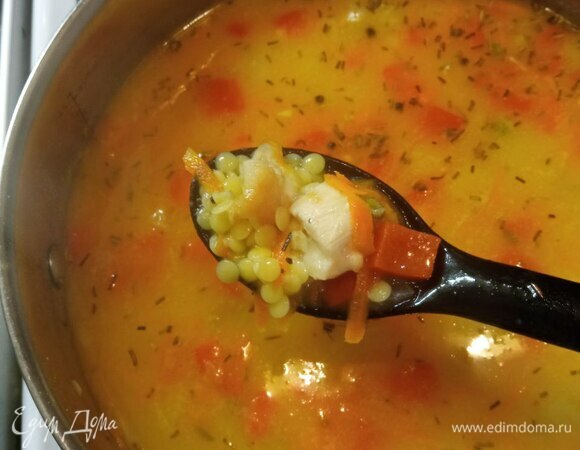 В кастрюлю с овощами вливаем немного горячей воды, хорошо перемешиваем, чтобы не образовалось комочков. Потом добавляем остальную воду. У меня была кастрюля 3 литра. Добавляем курицу. Даем закипеть. Добавляем пасту птитим. Ее надо варить 15 минут. Если у вас другие макароны, варите, как указано на упаковке. В этот момент добавляем лавровый лист и сушеную петрушку.