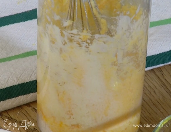 Размягченное сливочное масло взбить с сахаром и цедрой блендером с насадкой-венчиком на небольшой скорости, затем добавить желтки и взбить все в однородную массу.