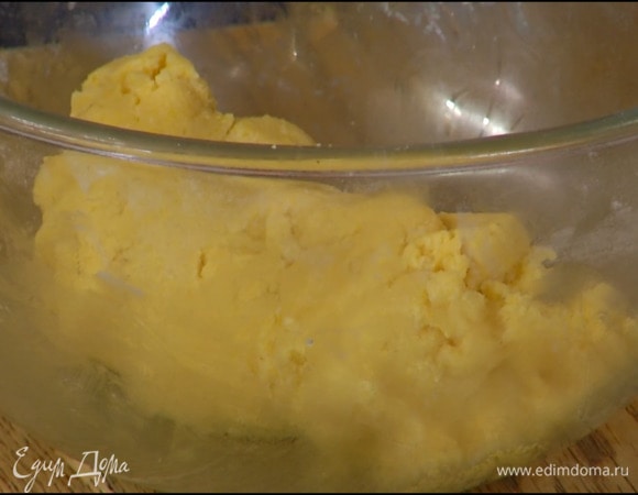 Муку перемешать с кукурузной крупой, разрыхлителем и солью, добавить сливочную массу и вымешать тесто.