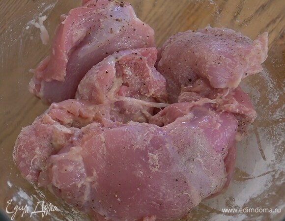 Курицу немного посолить, поперчить, посыпать мукой, паприкой и перемешать.