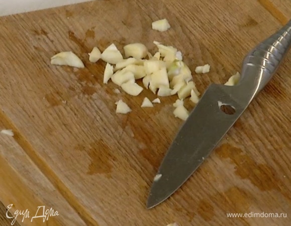 Чеснок почистить, раздавить плоской стороной ножа и, удалив горькую сердцевину, крупно порубить.