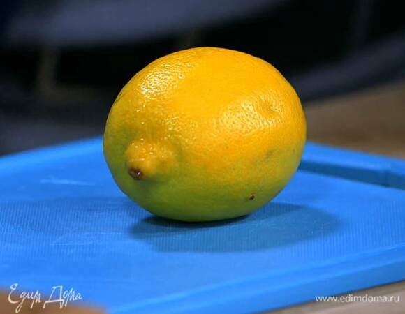 Цедру лимона срезать тонкими полосками, выжать из него сок.