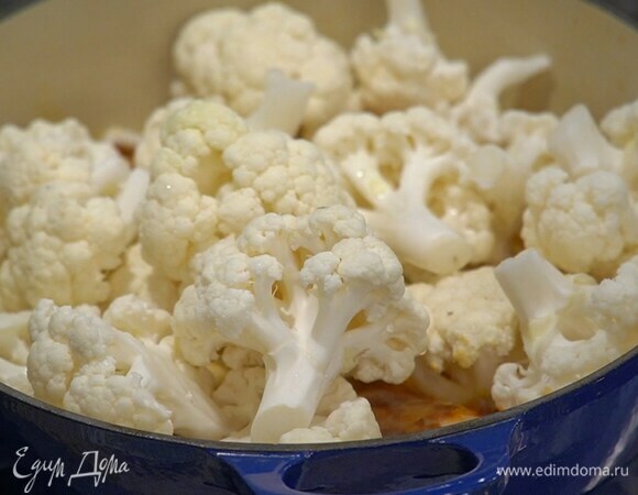 Влить в сотейник горячий бульон, так чтобы курица была покрыта наполовину, добавить лимонный сок, цедру и веточки шалфея, накрыть крышкой и на медленном огне готовить 20 минут.