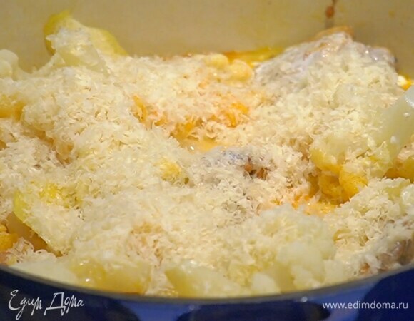 Курицу с капустой еще немного посолить, влить сливки и посыпать все сыром. Накрыть крышкой и дать сыру поплыть.