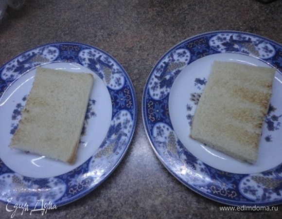 Хлеб подрумянить в духовом шкафу или тостере.