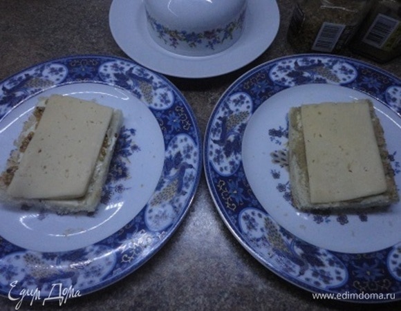 Намазать сливочным маслом и горчицей. Сверху положить ломтики сыра и запекать в духовке. Я решила, что удобнее это делать в микроволновой печи, сразу на сервировочных тарелках.